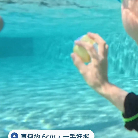 水上漂浮彈力球實拍：泳池和海邊丟球、接球，球浮在水面上